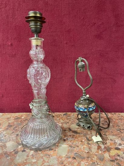 Deux pieds de lampe, l'un en verre soufflé-moulé...