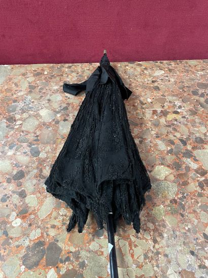 Ombrelle en dentelle noire. 
En l'état
