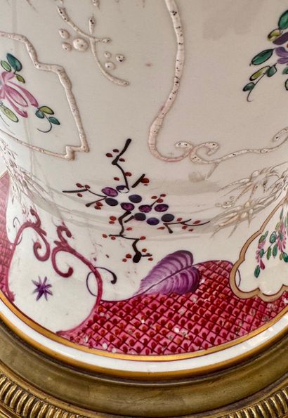 SAMSON
Importante potiche en porcelaine
A...