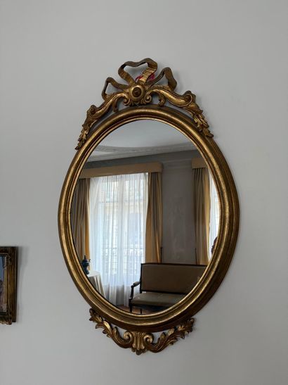 Gilded wooden mirror
oval in shape
Openwork...