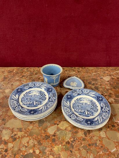 Lot comprenant : 

WEDGWOOD. Cache-pot et...