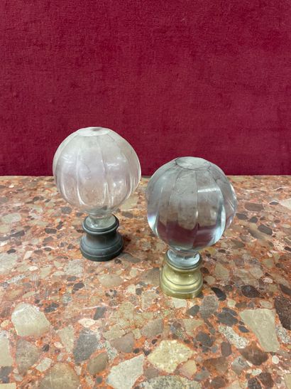 Deux boules d'escaliers en verre soufflé...