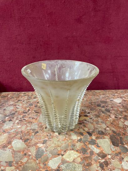 LALIQUE 
Vase en verre dépoli à décor en...