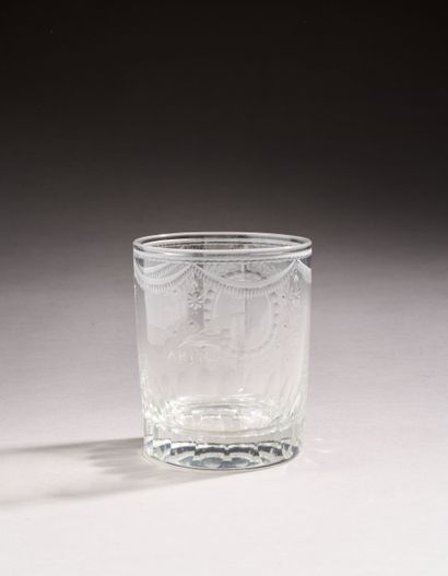 Gobelet en cristal taillé d’une frise d’oves...