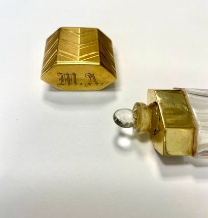 Petit flacon de parfum en cristal gravé....