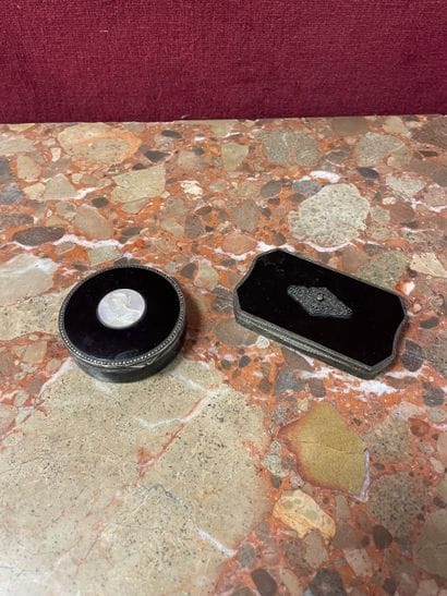 Lot de deux boites laquées noires, l'une...