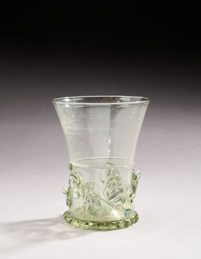 Gobelet dit Römer en verre soufflé teinté...