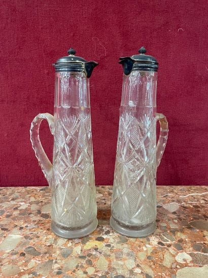 Paire de carafes en cristal taillé
Monture...
