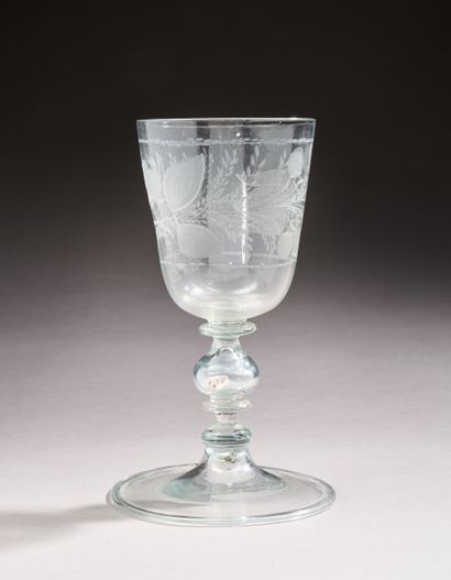 Verre sur pied en verre soufflé, de forme...