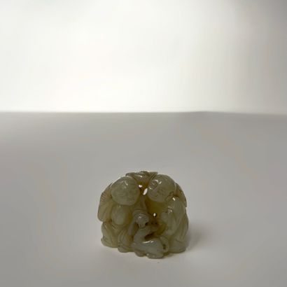 Petit groupe en jade sculpté figurant deux...