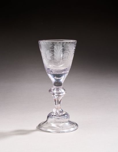 Verre sur pied en verre soufflé, de forme...
