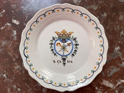 Assiette en faïence de Nevers 
A décor polychrome...
