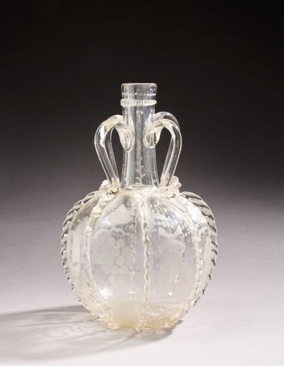 Carafe en verre soufflé, de forme globulaire,...