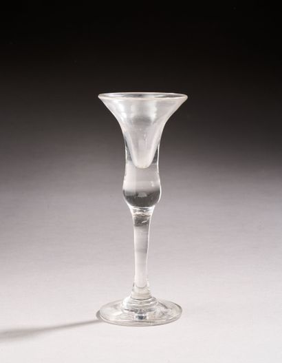 Verre à liqueur sur pied en verre, de forme...