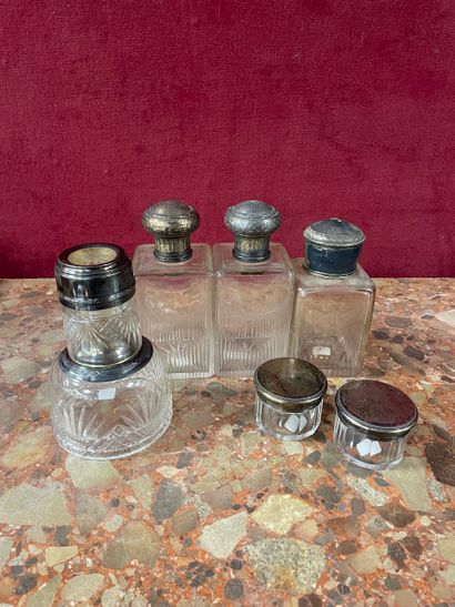 Lot de quatre flacons de toilette en verre,...