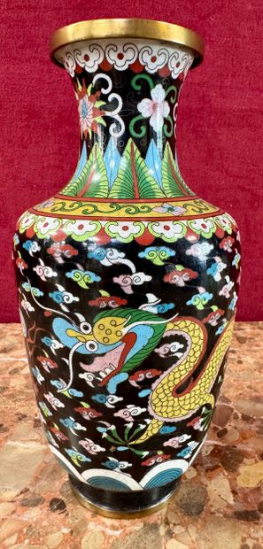 CHINE 
Vase balustre 
A décor d'émaux cloisonné
XXème
H....