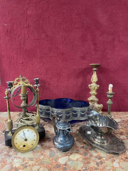 Lot d'objets comprenant : éléments de pendule...