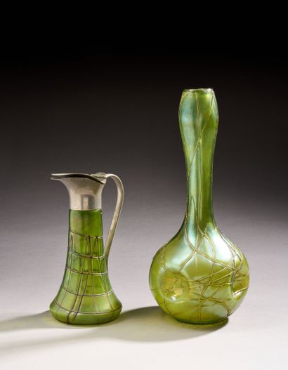 Carafe de style Art nouveau (à gauche sur...