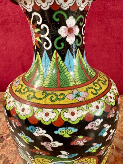 CHINE 
Vase balustre 
A décor d'émaux cloisonné
XXème
H....