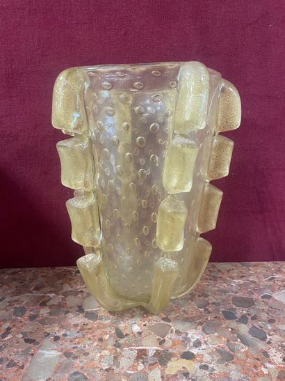 BARROVIER & TOSO 
Vase en verre bullé à décor...