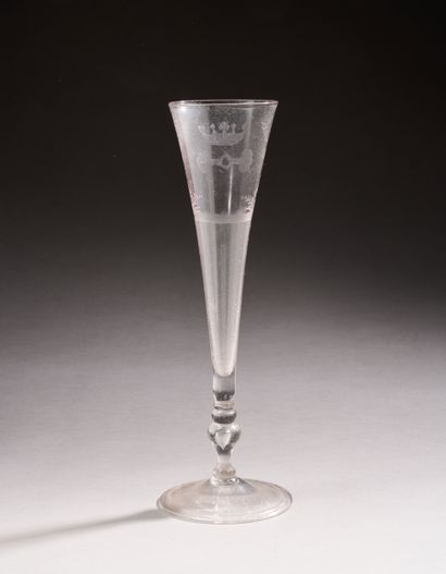 Flûte à champagne en verre soufflé, de forme...