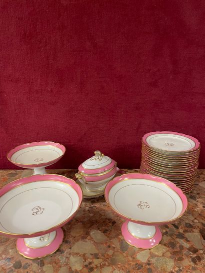 Partie de service en porcelaine émaillée...