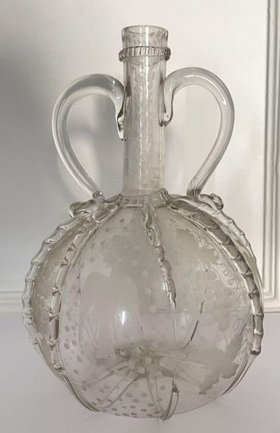 Carafe en verre soufflé, de forme globulaire...