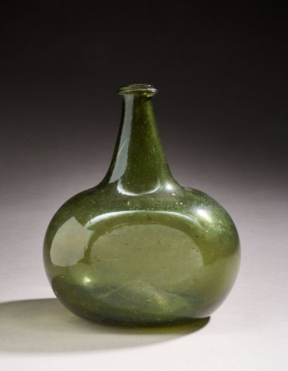 Bouteille en verre soufflé teinté vert, à...
