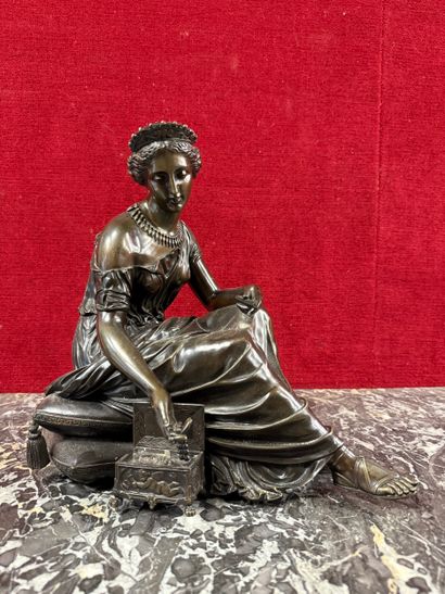 Figure à l'Antique assise
Un coffre ouvert...