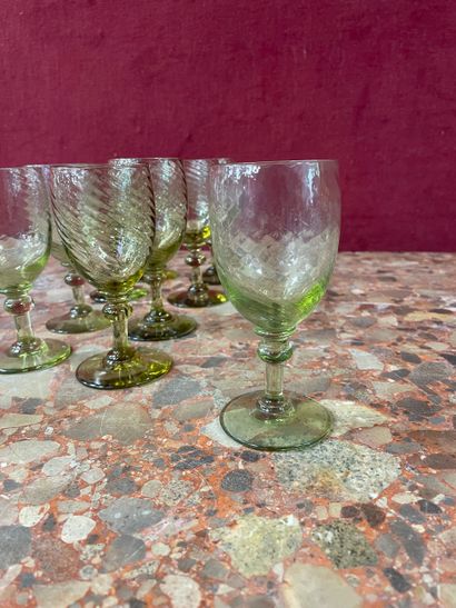 Ensemble comprenant une trentaine de verres...