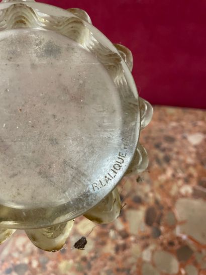 LALIQUE 
Vase en verre dépoli à décor en...