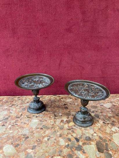 Paire de tazzas en métal cuivré ciselé à...