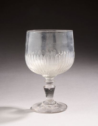 Verre sur pied de forme calice en verre soufflé,...