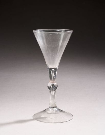 Verre sur pied en verre soufflé, de forme...
