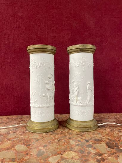 Paire de vases cylindriques en biscuit à...