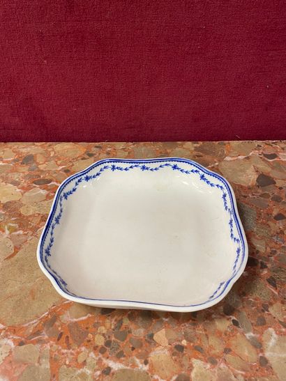 TOURNAI - 
Jatte en porcelaine à décor en...