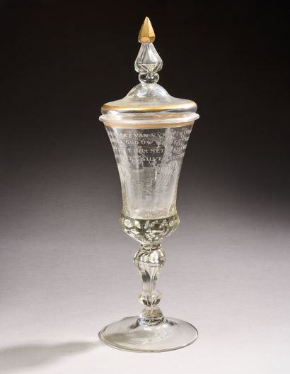 Important pokal couvert sur pied en verre...
