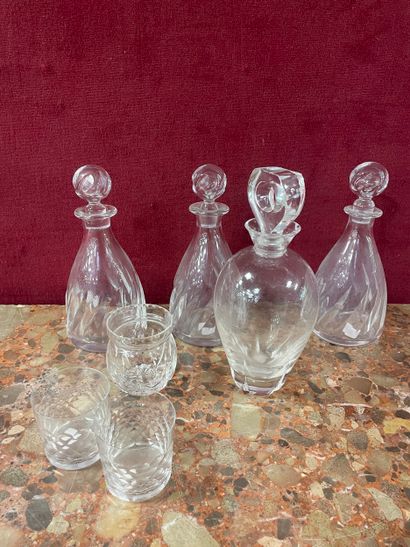 SAINT LOUIS 
Paire de carafes en verre 
Cachet...
