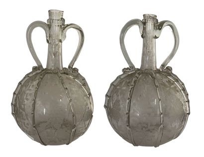 Paire de carafes en verre soufflé, de forme...