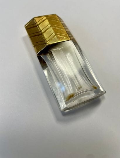 Petit flacon de parfum en cristal gravé....