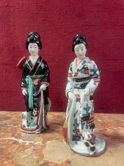 JAPON, XXème siècle 
Deux figurines en porcelaine...
