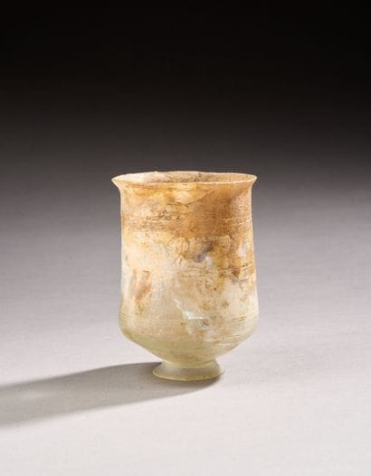 Verre de forme tulipe, en verre soufflé irisé...