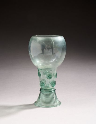 Gobelet dit Römer en verre soufflé teinté...
