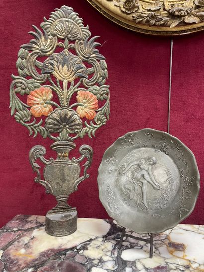 Ensemble comprenant un plat en étain à décor...