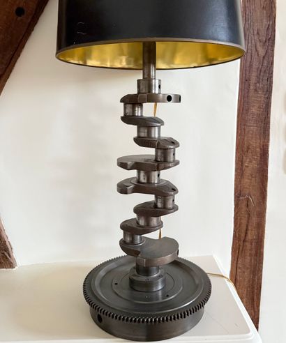 Lampe moderne
Le piètement formé d'un velbrequin...