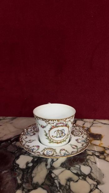 Dans le gout de la Manufacture de Paris 
Tasse...