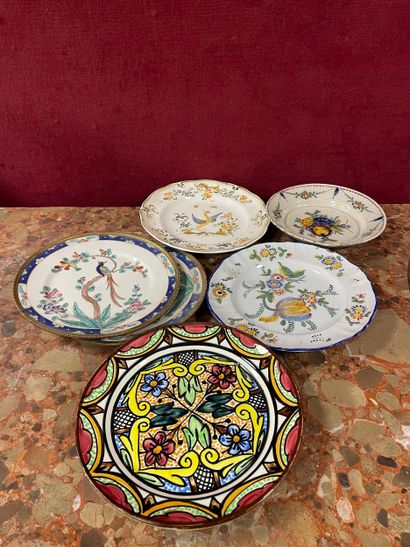 MOUSTIERS et divers 
Ensemble d'assiettes...