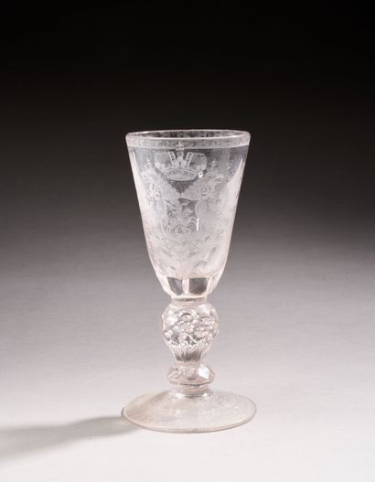 Verre sur pied en verre soufflé, de forme...