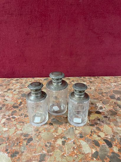 Trois flacons en verre à décor de guirlandes...