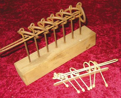 Jeu de «Baguenaudier» en métal sur socle...